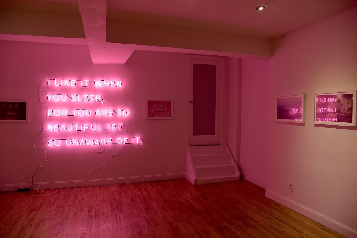 Интерьер комнаты неон