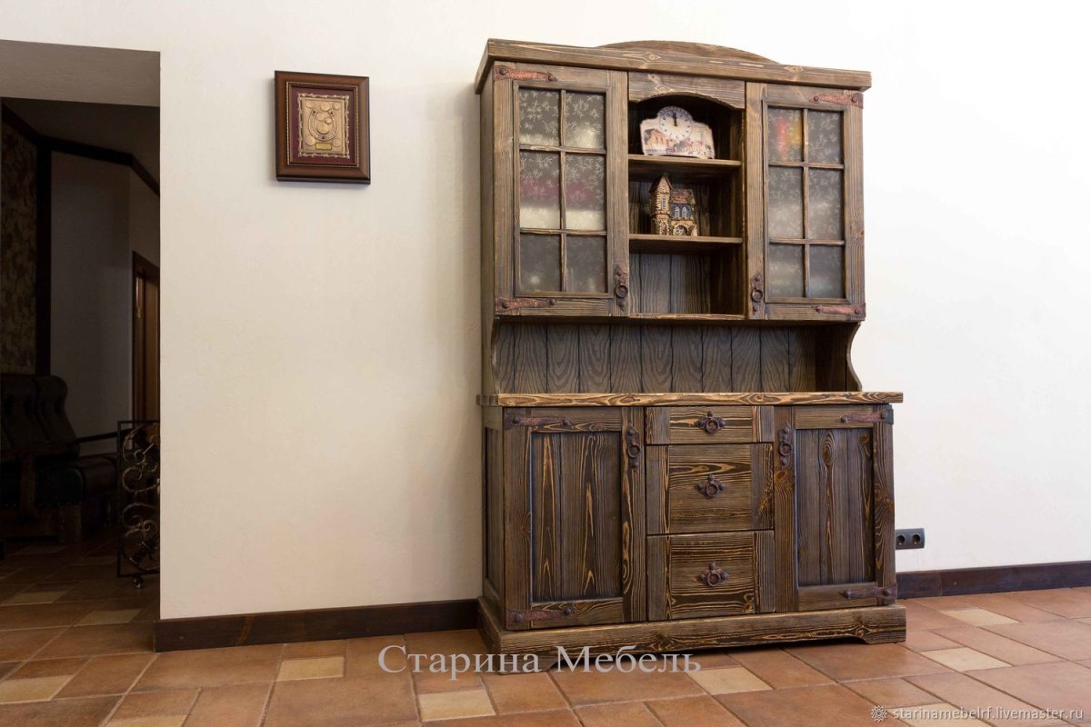 Старинный сервант в интерьере