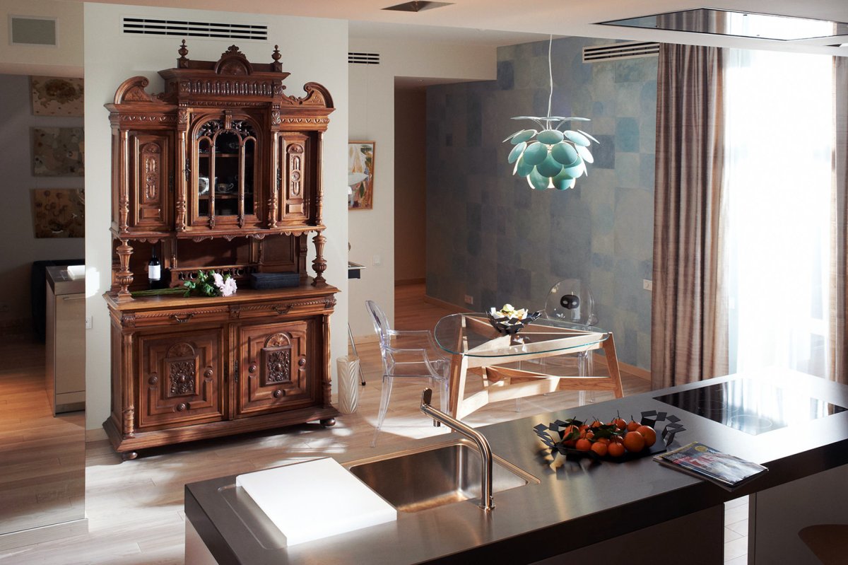 Антикварный буфет в современном интерьере