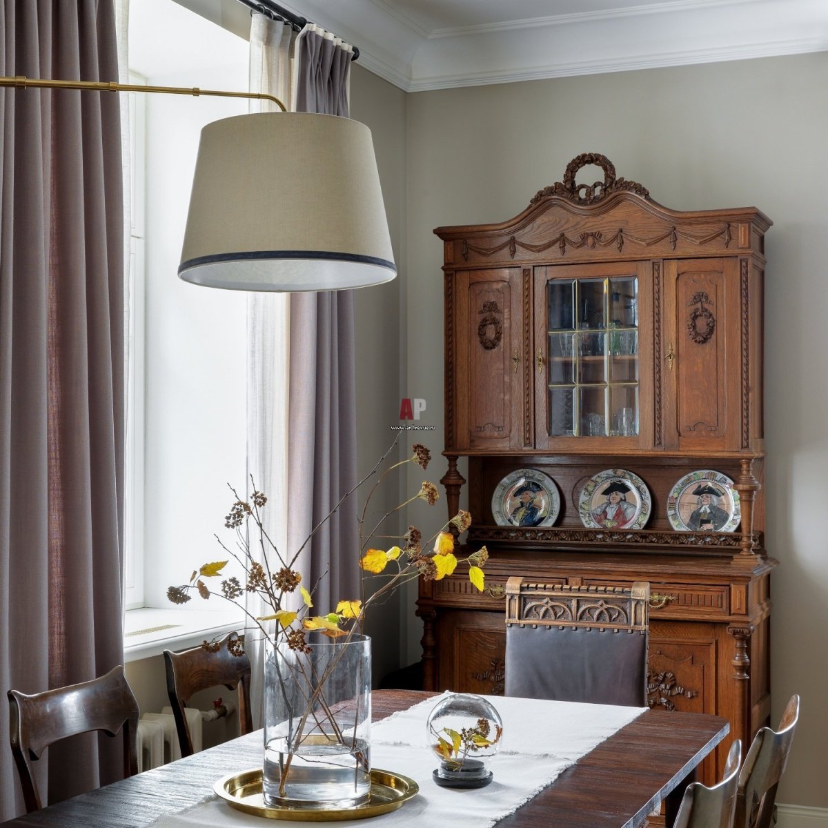 Антикварный буфет в современном интерьере