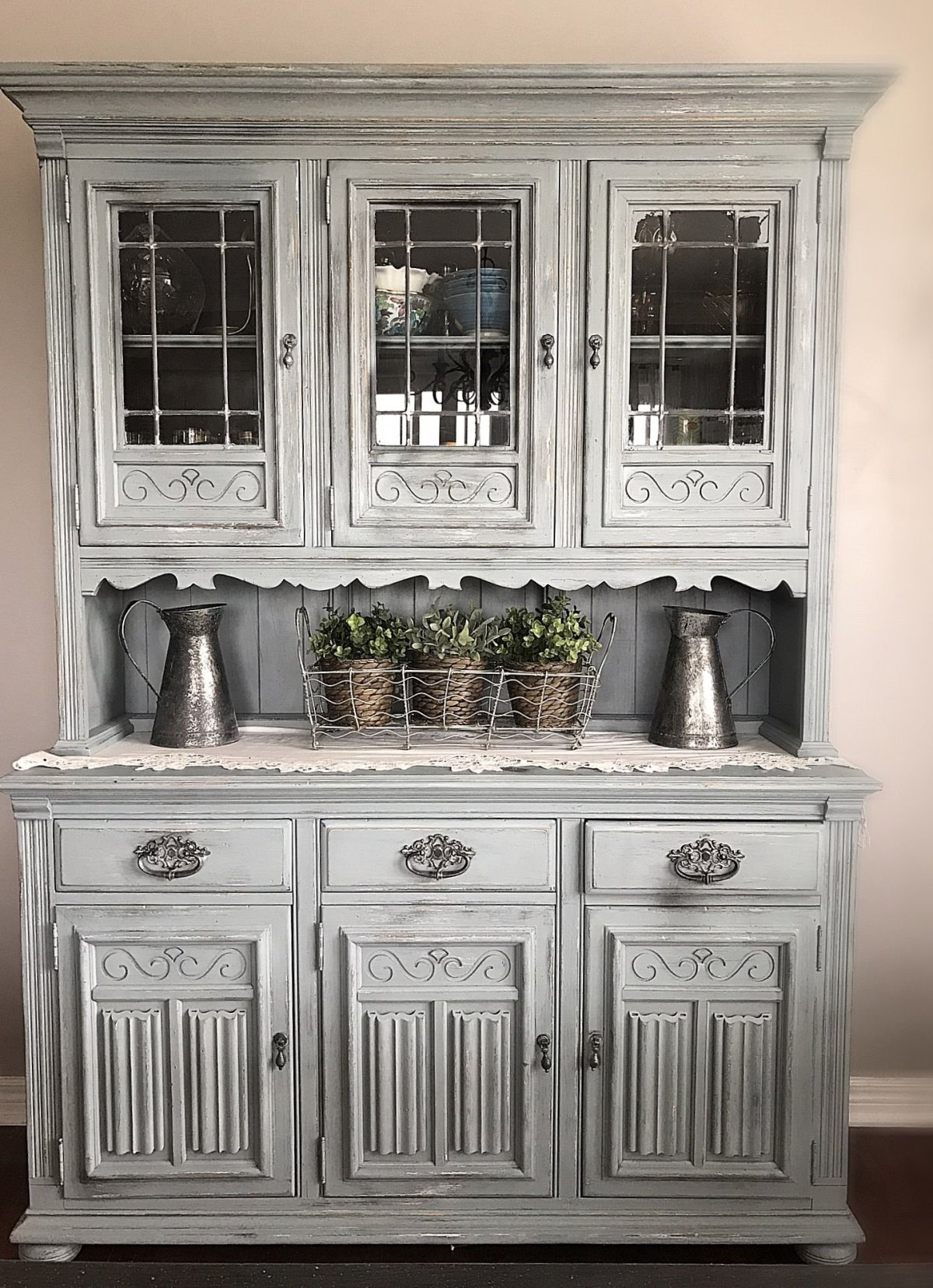 Винтажный сервант белый