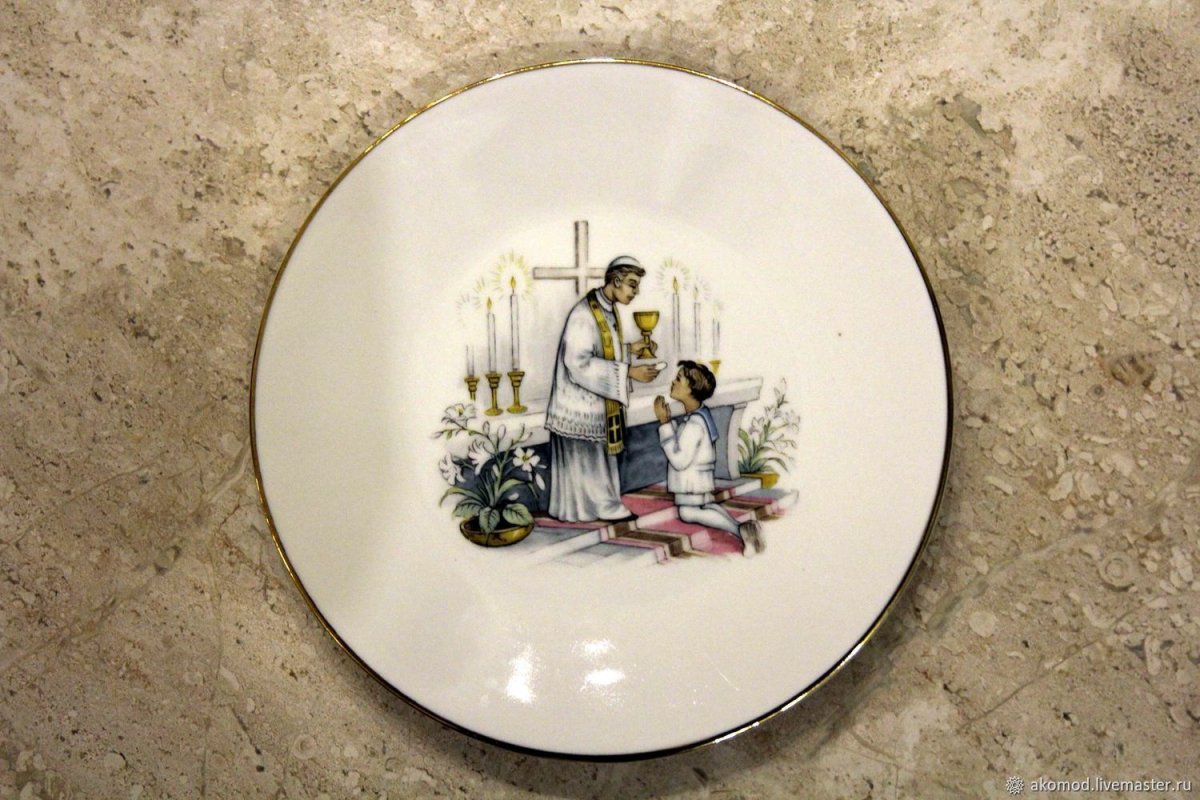 Туристические тарелки на стене