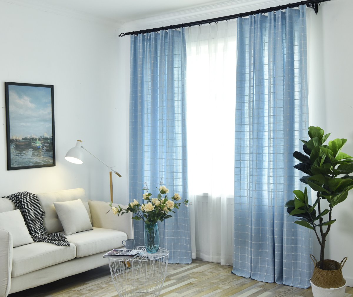 Шторы на окно с балконной дверью в гостиной
