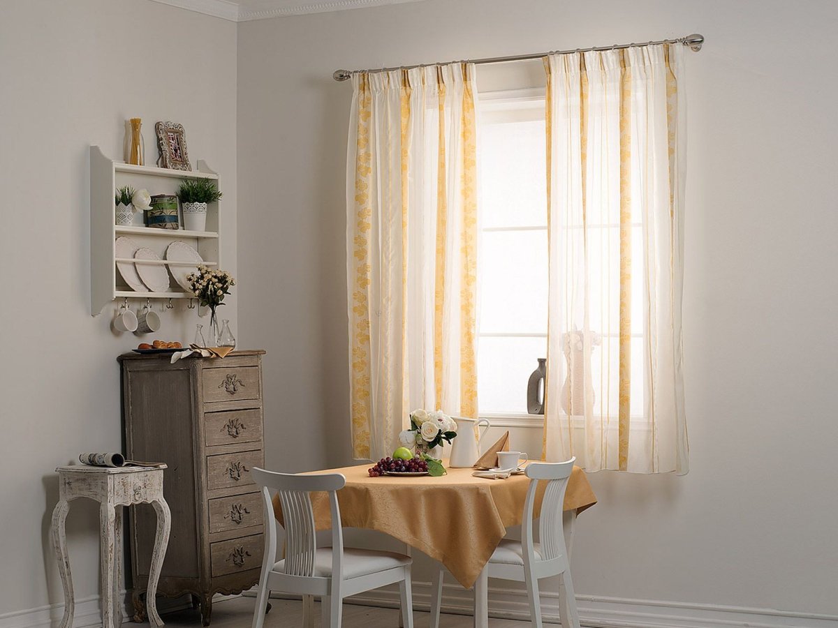 Белые шторы в зале