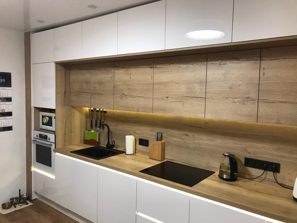 Кухня Неоклассика с деревянной столешницей