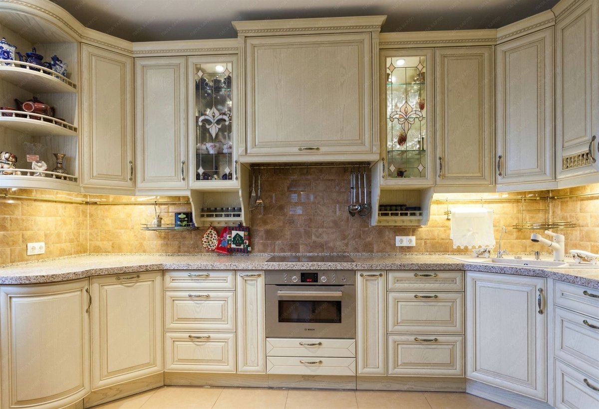 Кухонный гарнитур бежевый классика