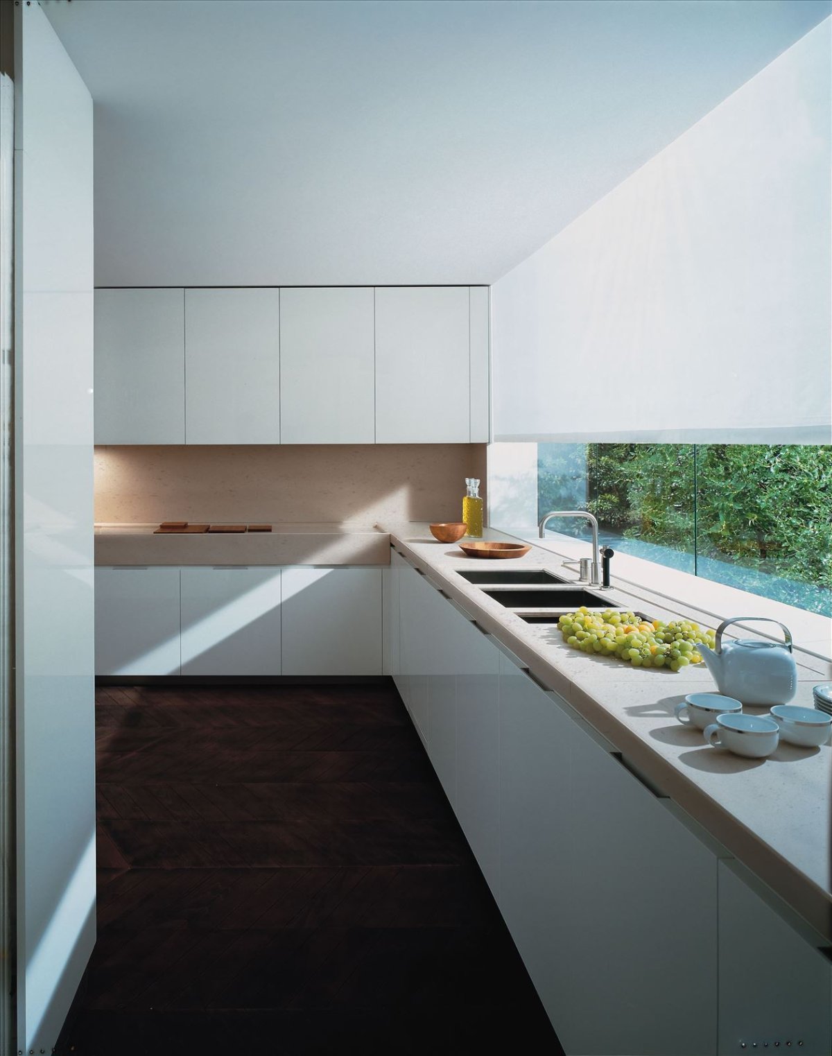 Маленькая кухня в минималистическом стиле