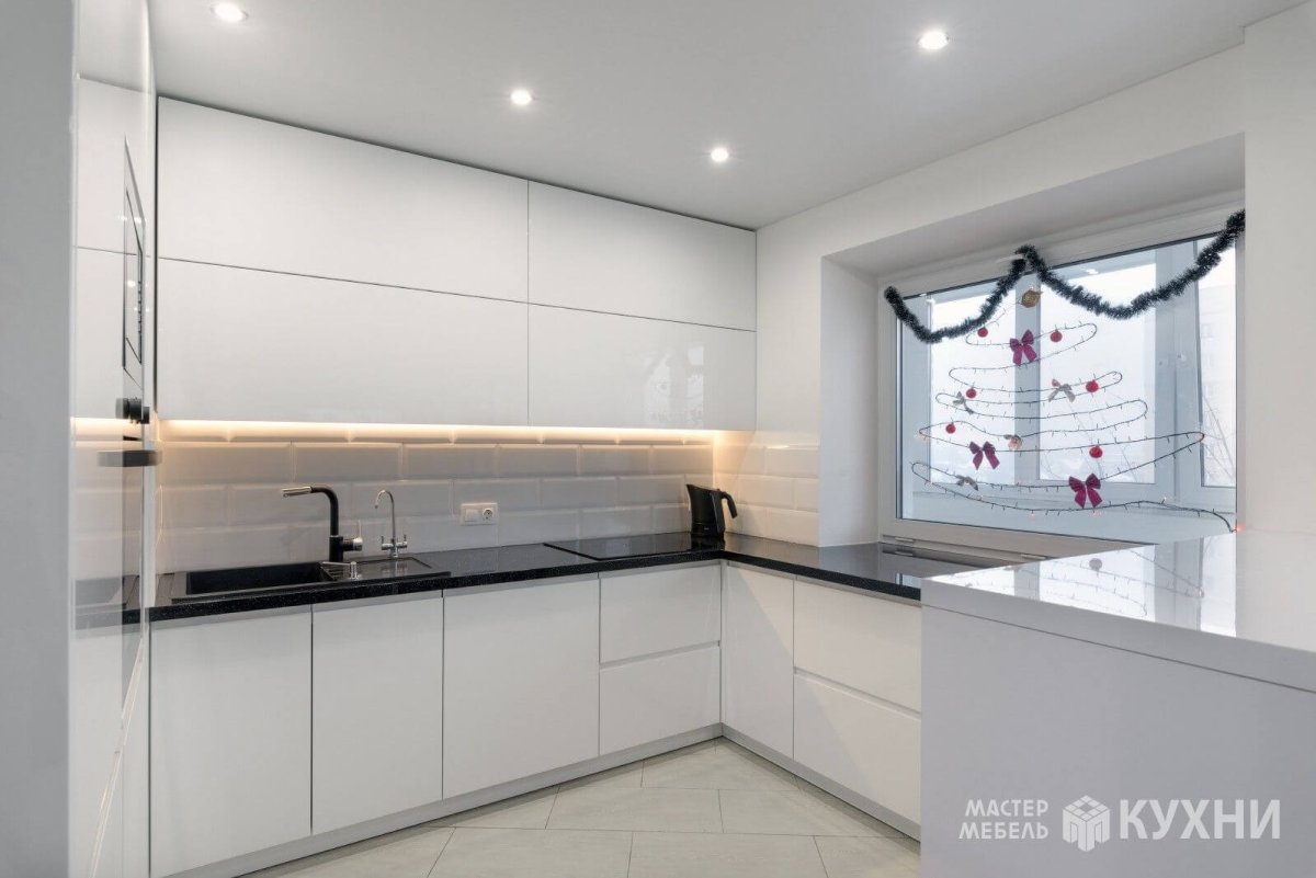 Серая кухня с темным полом