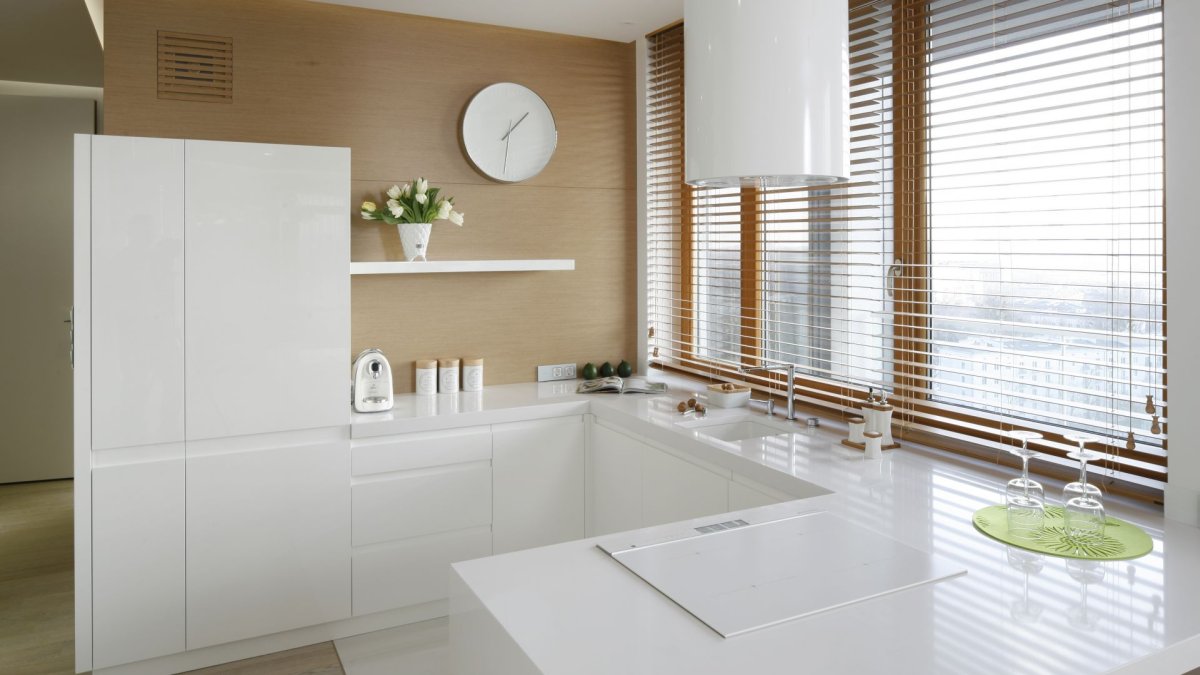 Кухня в стиле Минимализм с окном белая