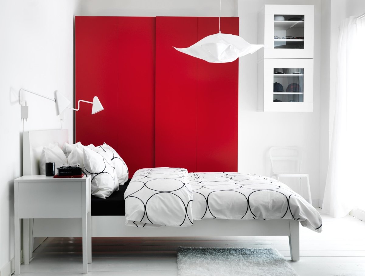 Красный шкаф в спальне икеа