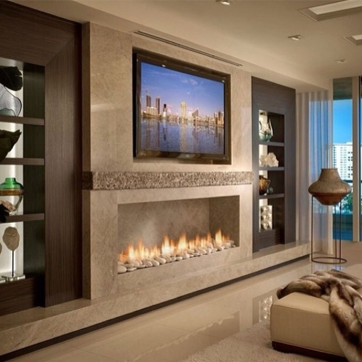 Камин в гостиной в современном стиле