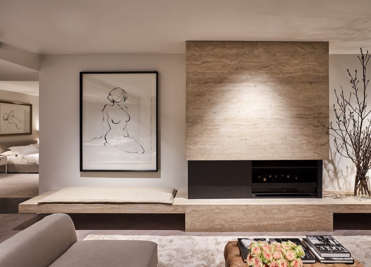 Камин и телевизор в декоративной штукатурке