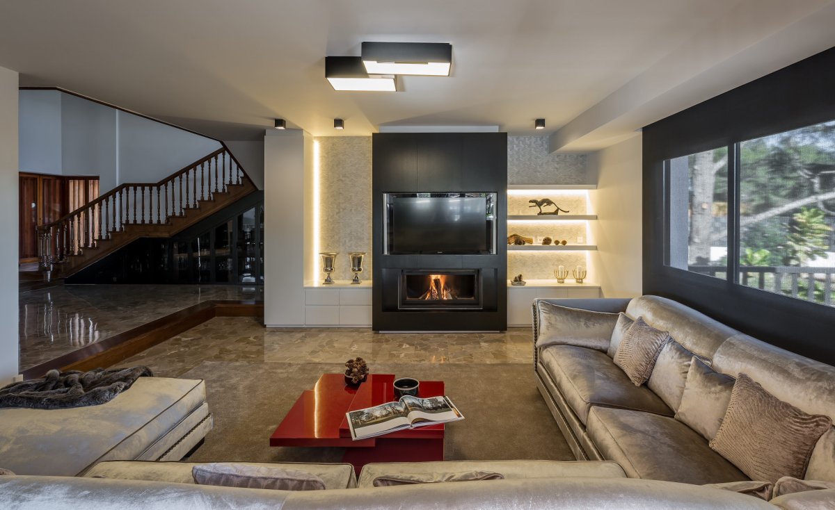 Гостиная с камином и ТВ В современном стиле