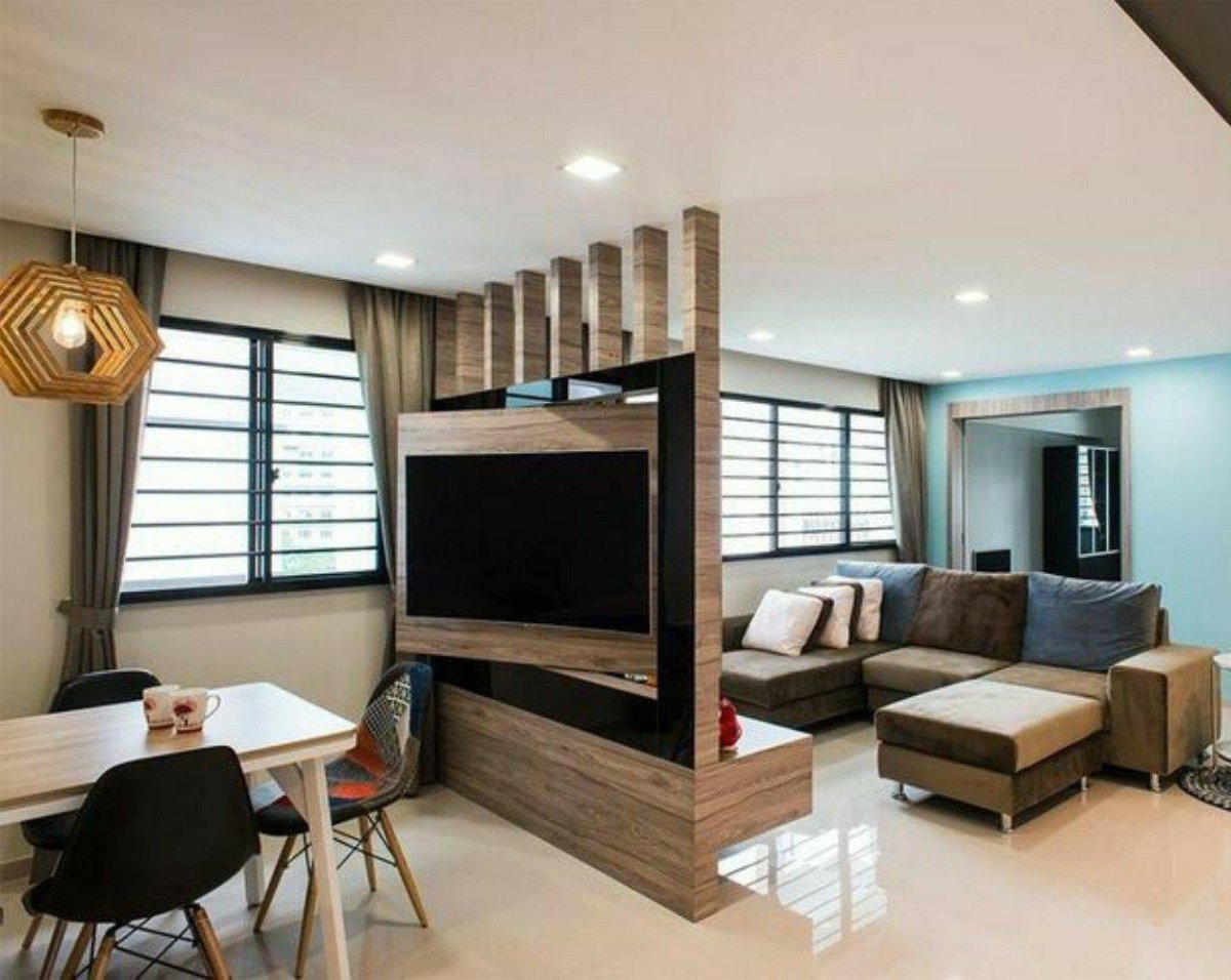 Телевизор в центре комнаты