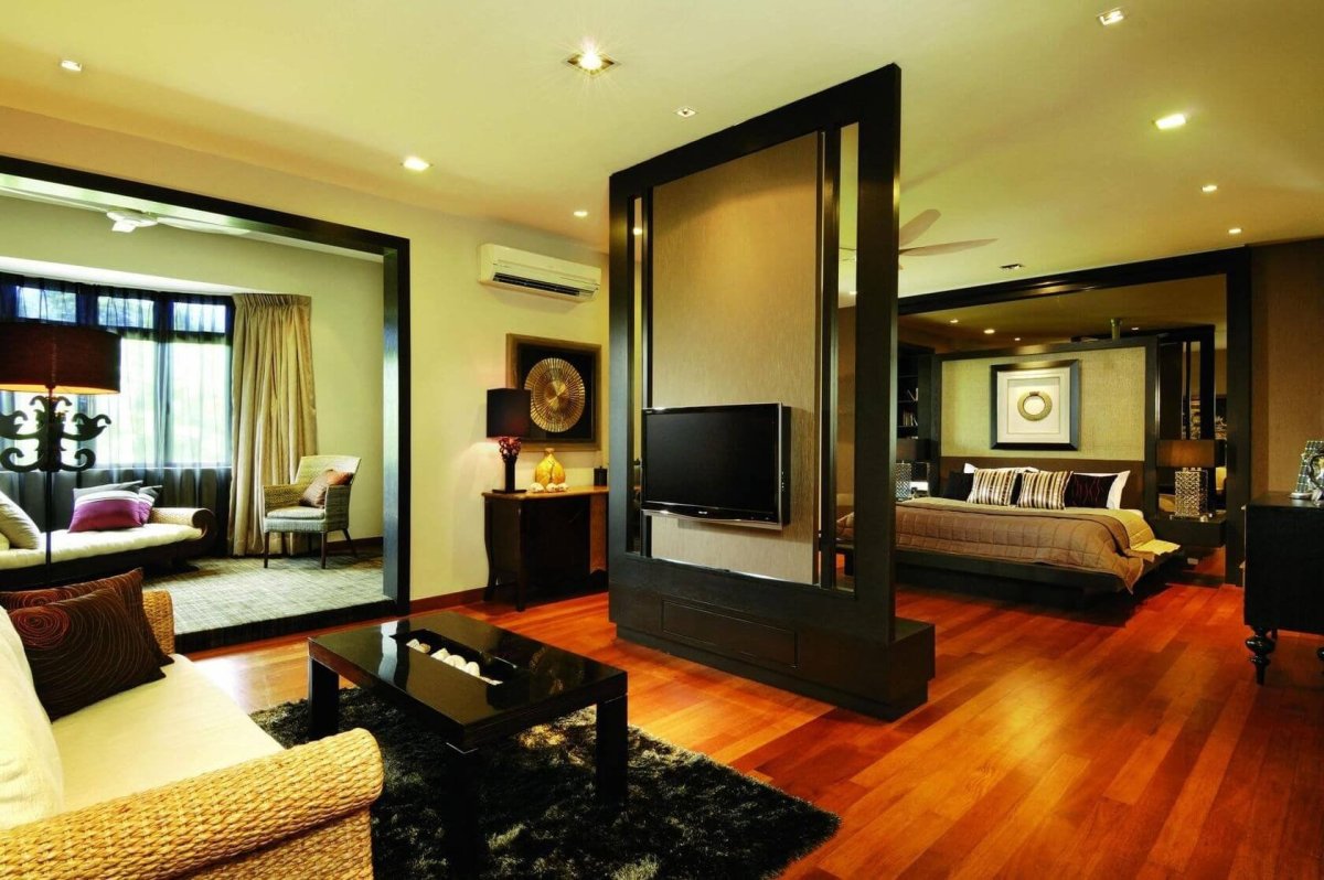 Телевизор на перегородке из реек