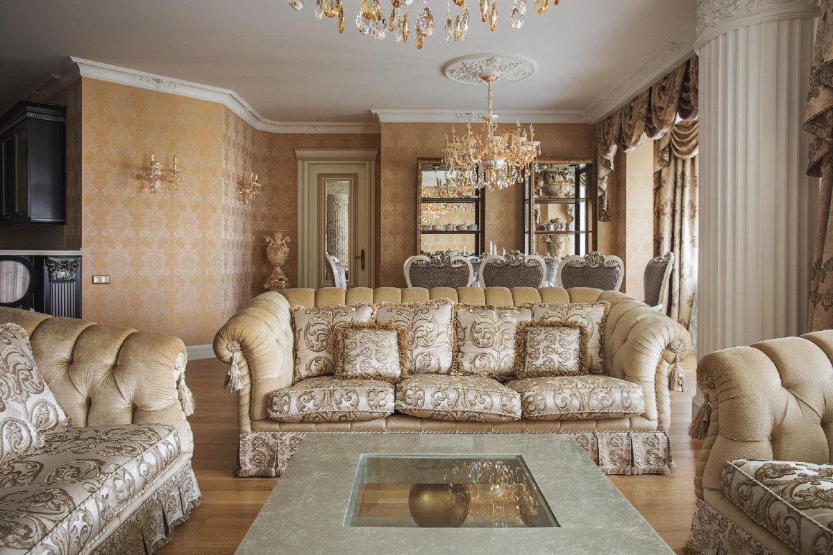 Классическая гостиная в светлых тонах