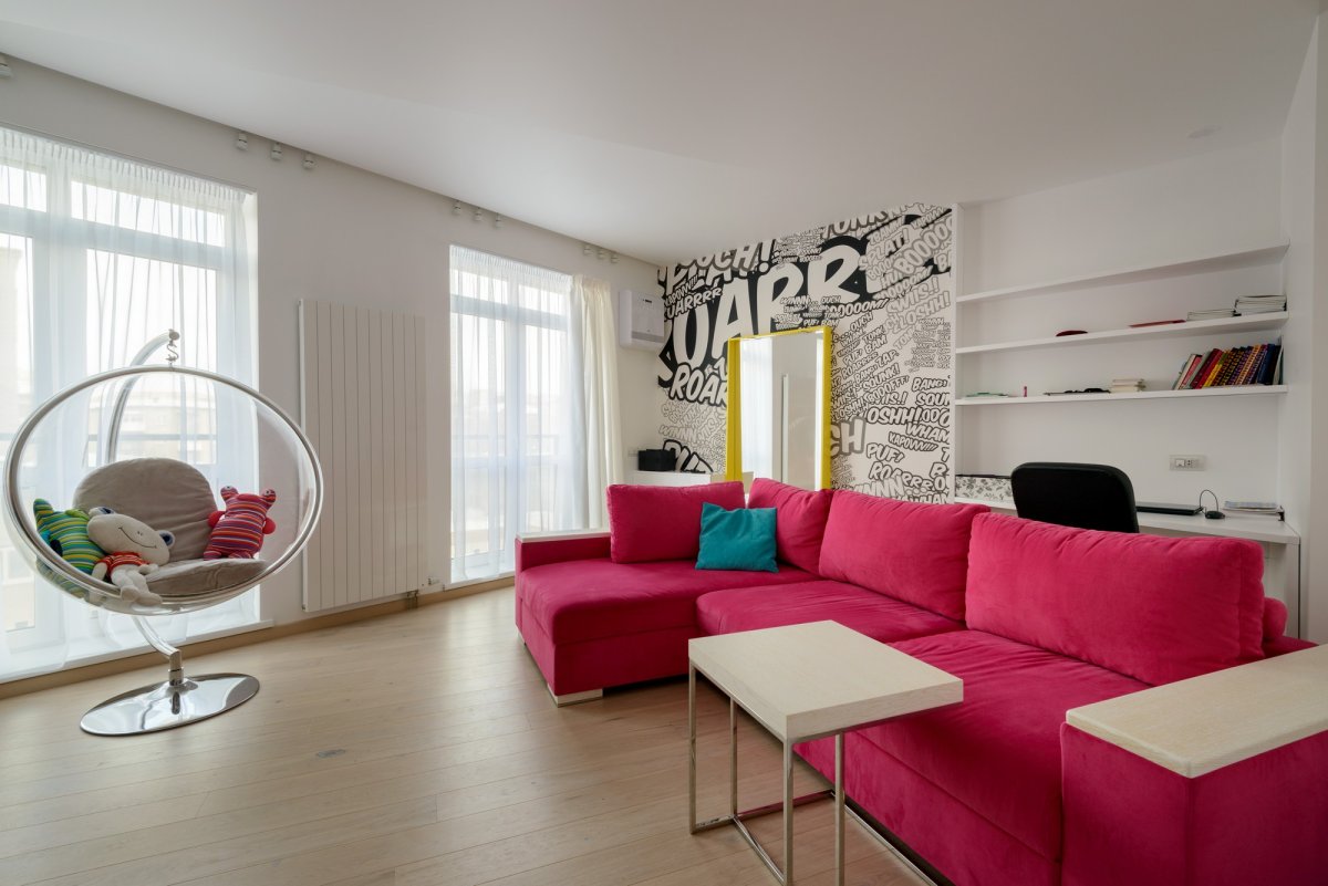 Серая спальня с яркими акцентами