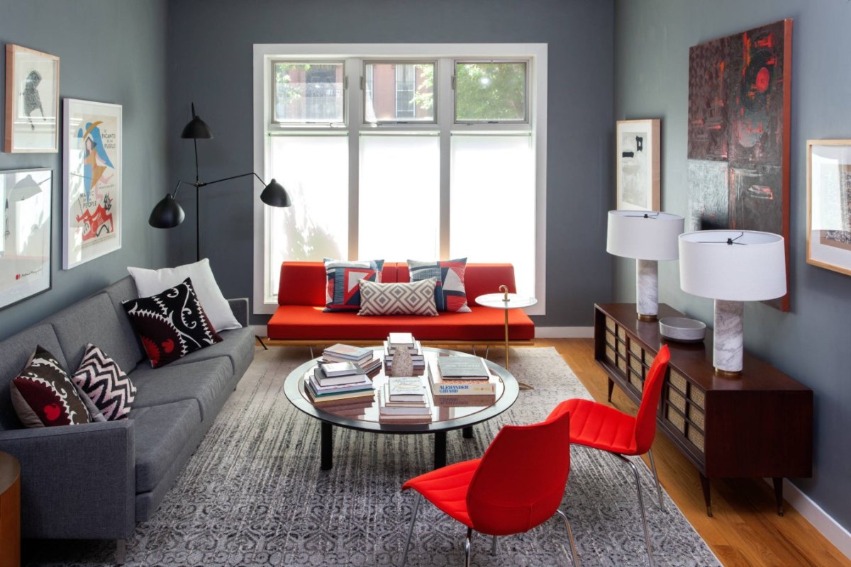 Гостиная в серо белых тонах с яркими акцентами