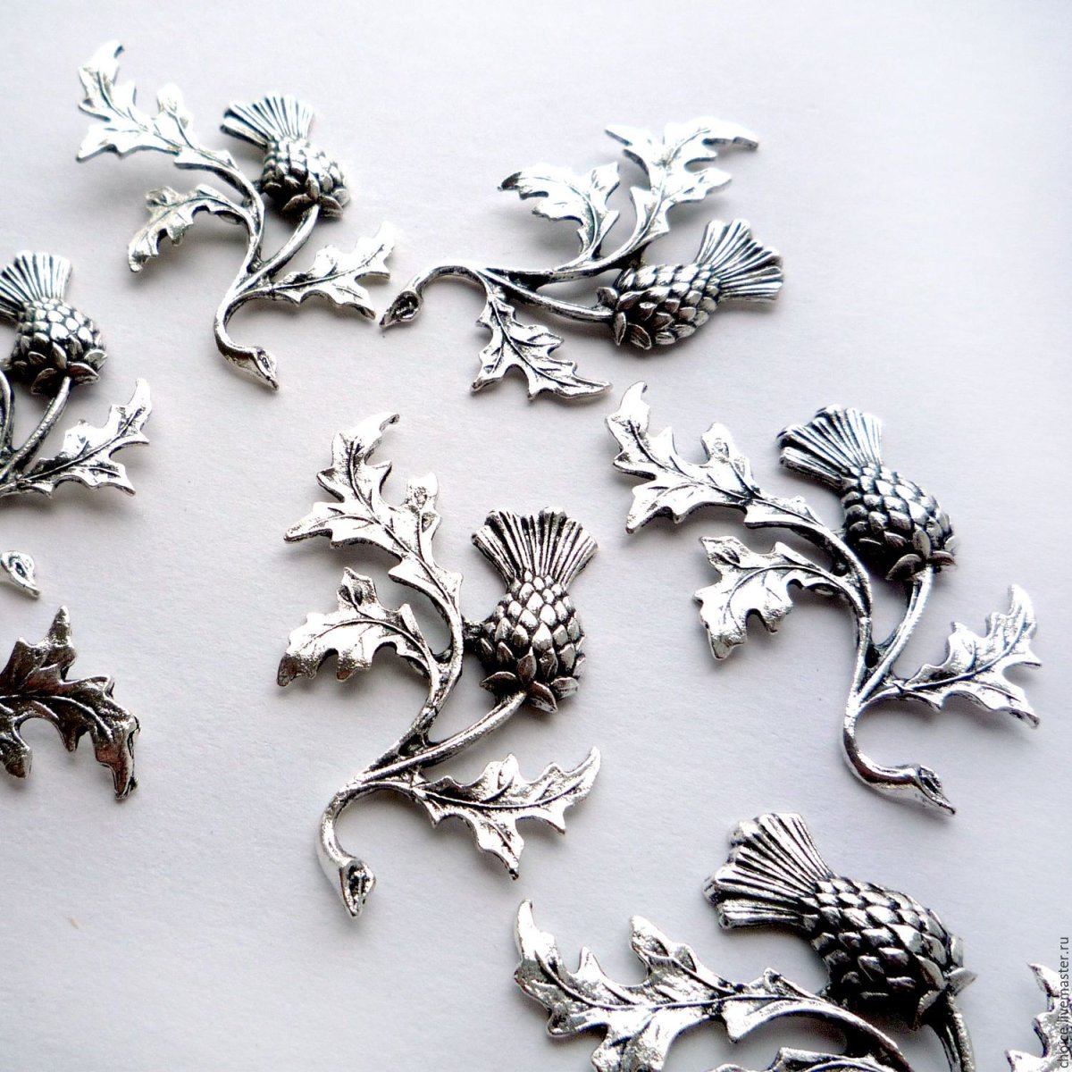 Поделка с декоративными листьями