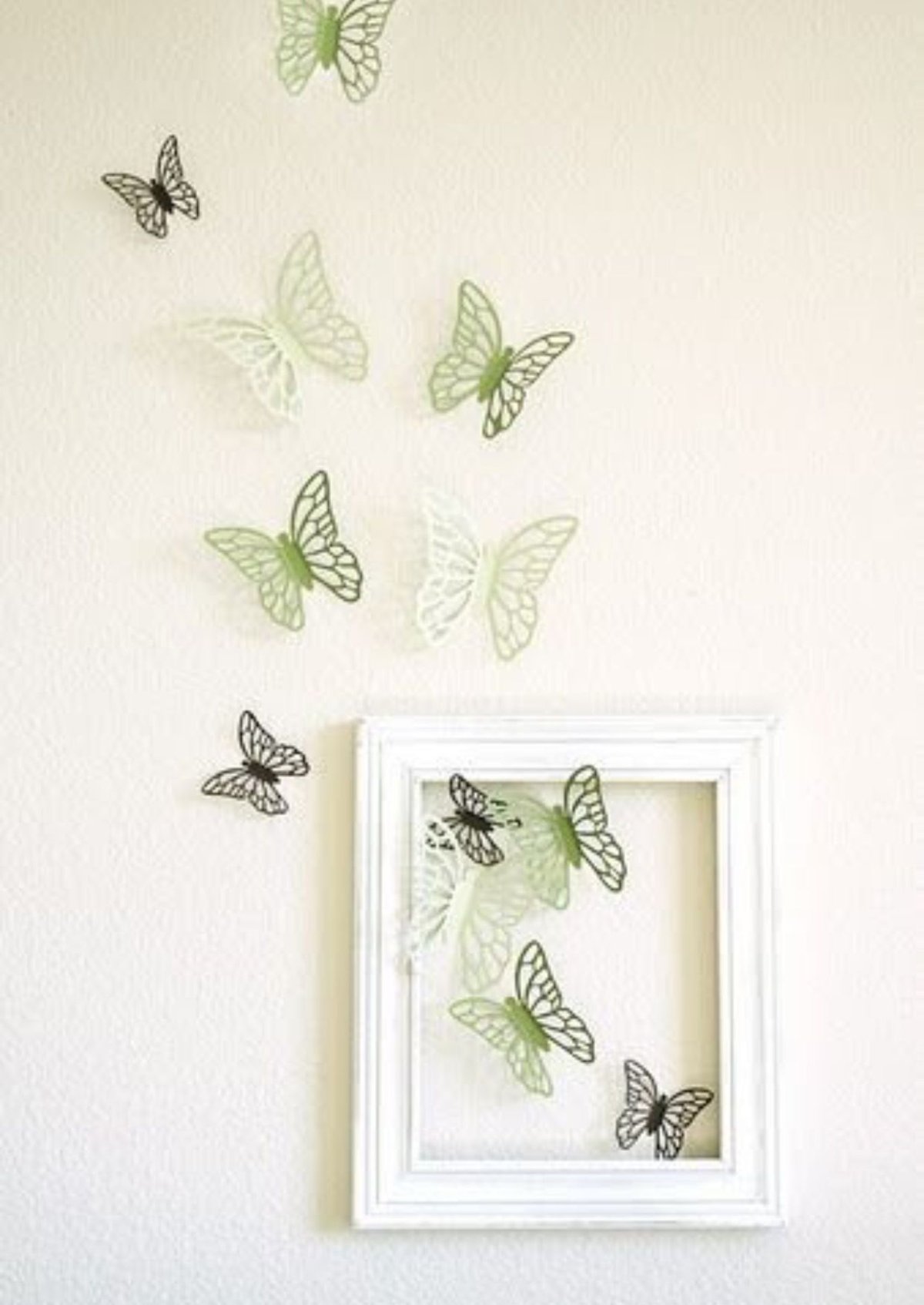 Бабочки в рамке в интерьере