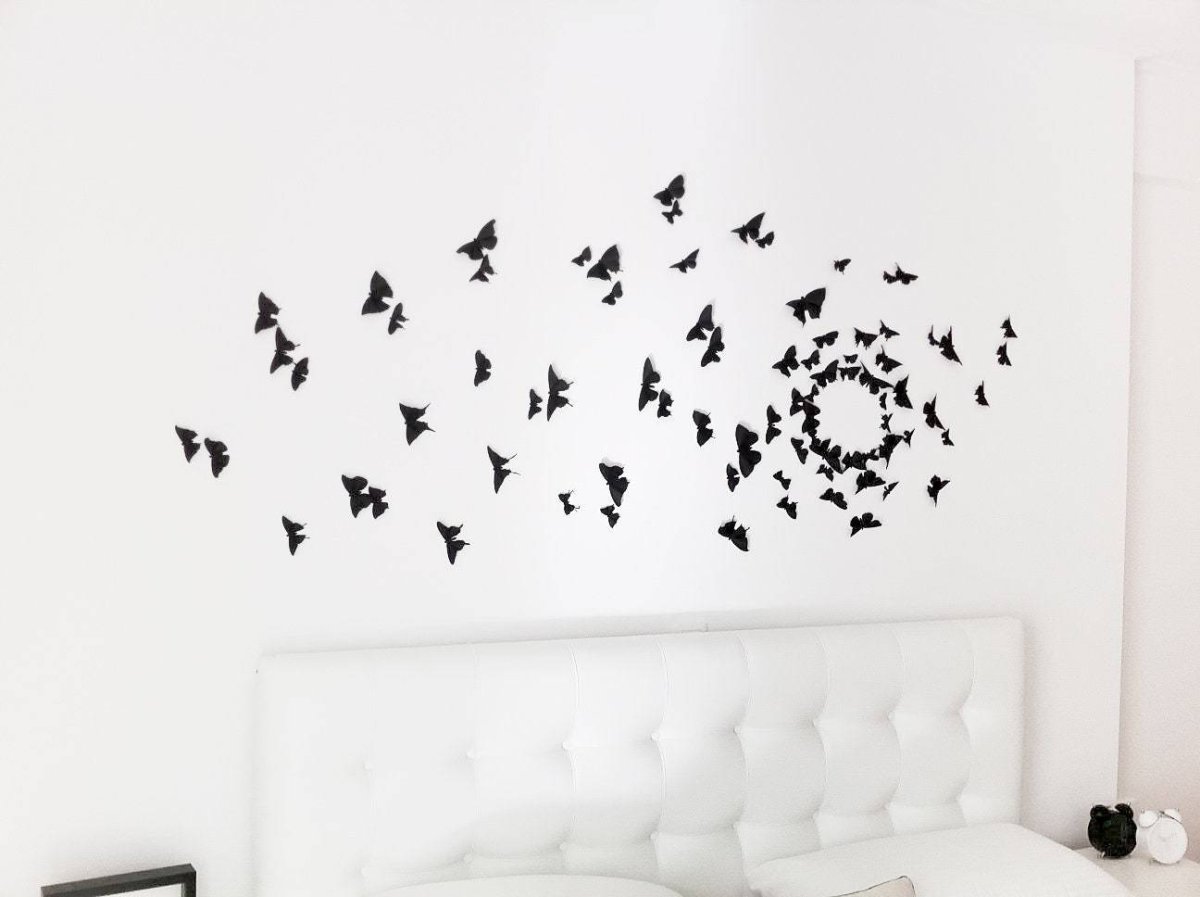 Узор с бабочками на стенах