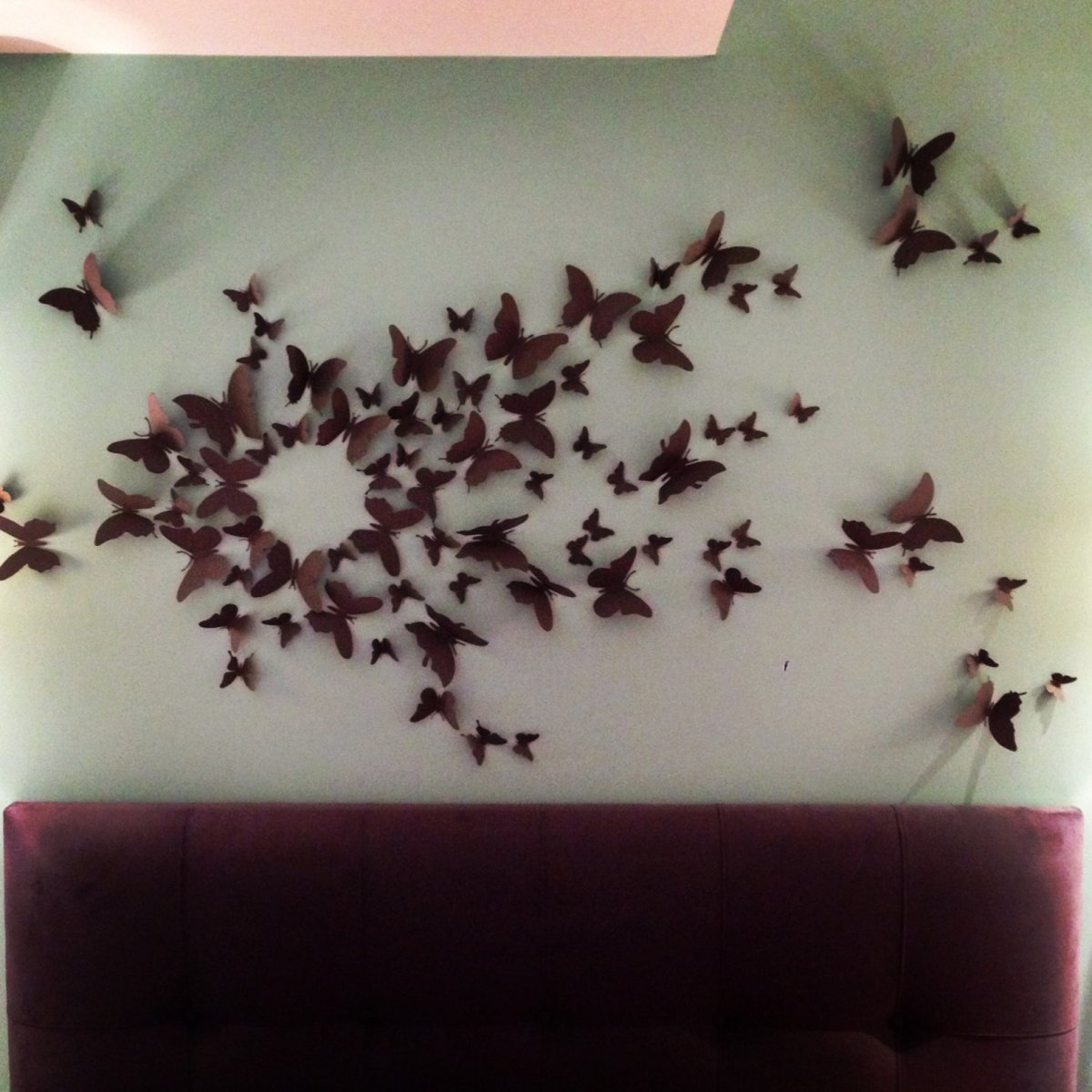 Композиция из бабочек на стене