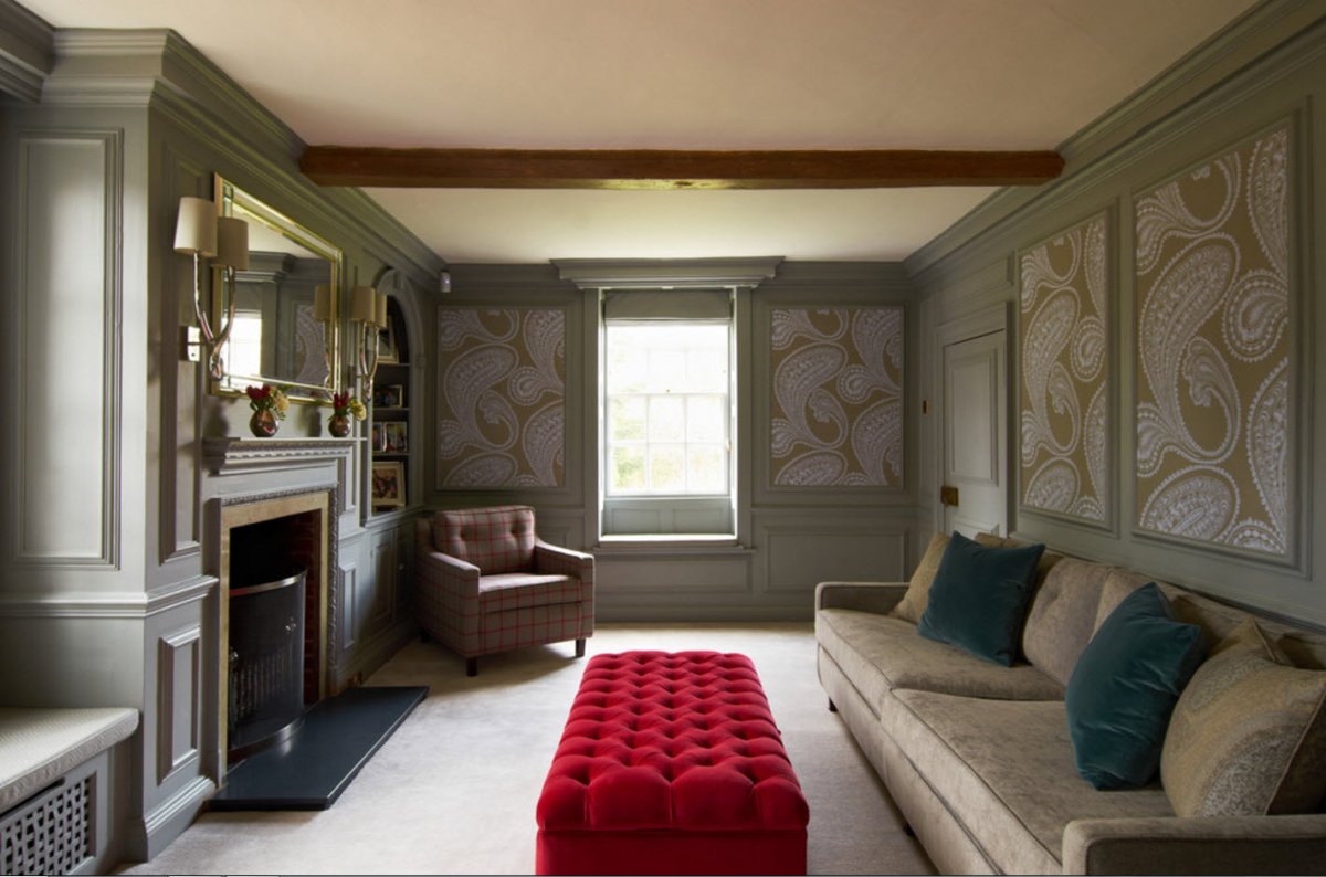 Молдинги в интерьере гостиной