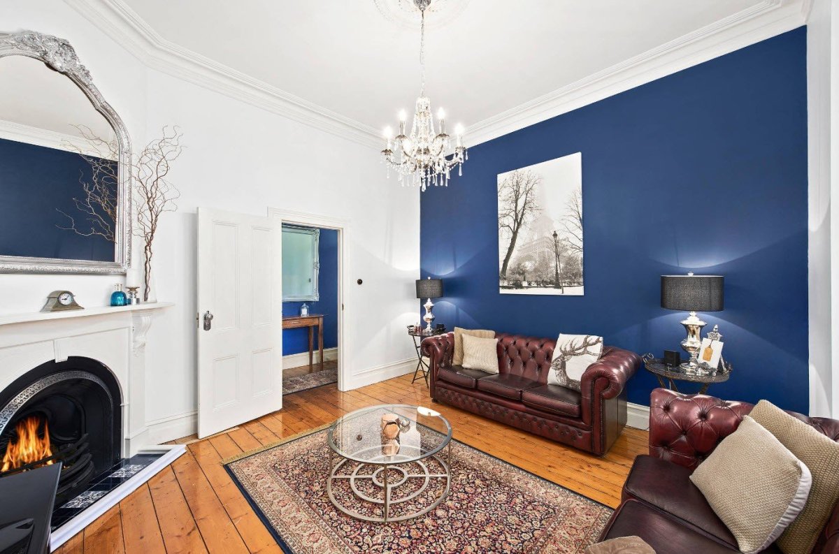 Синий диван в интерьере