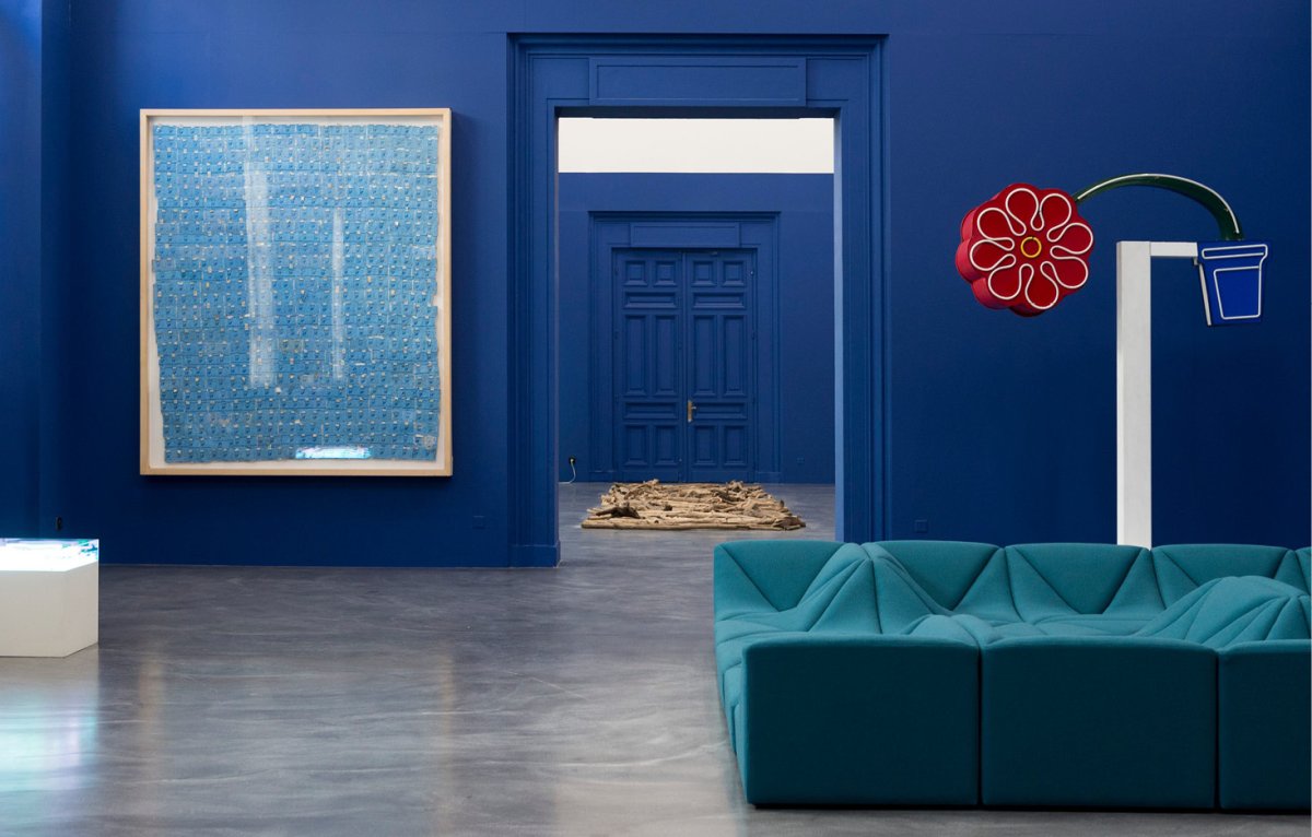 Гостиная в синих тонах в хрущевке