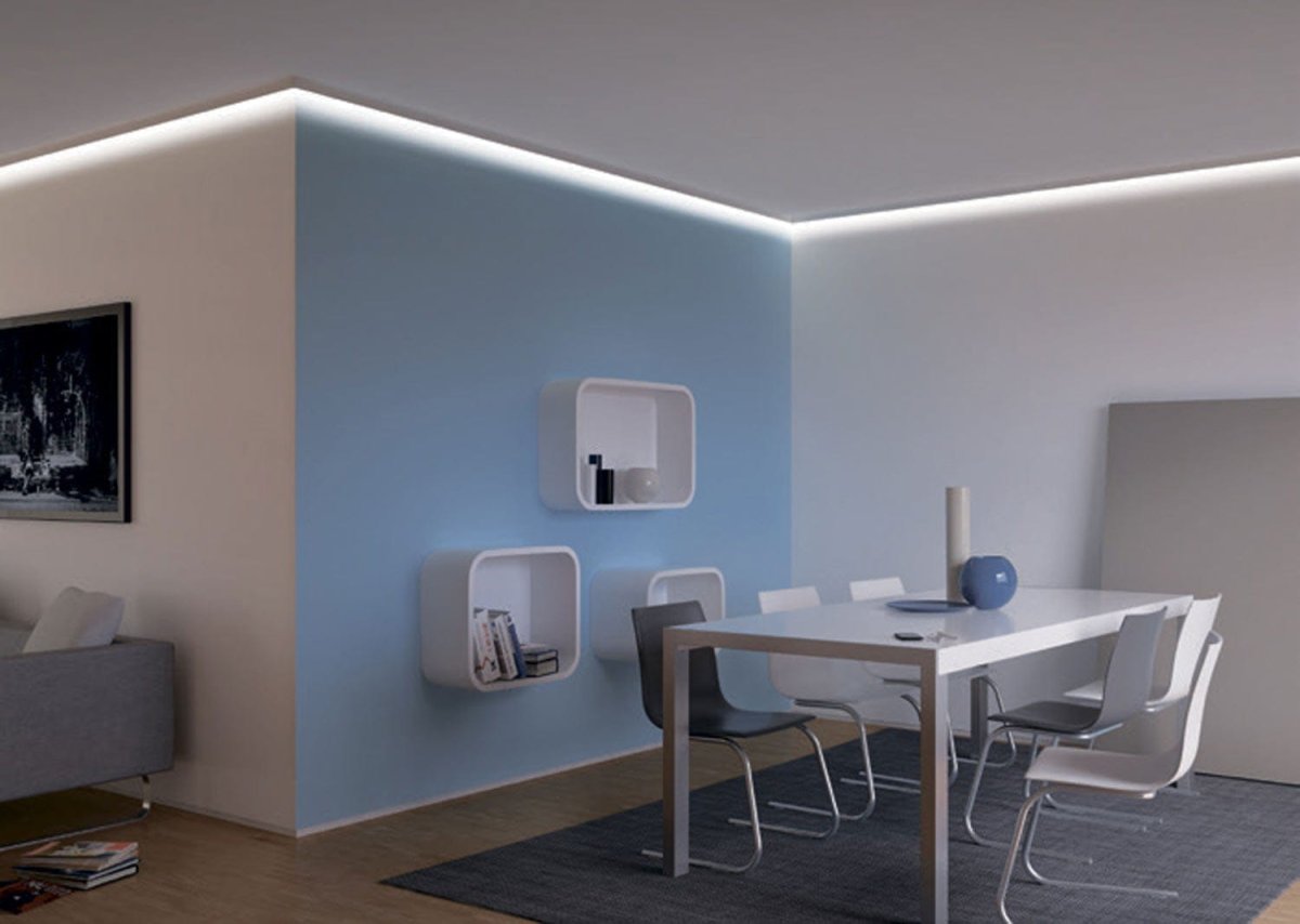 Молдинги в коридоре