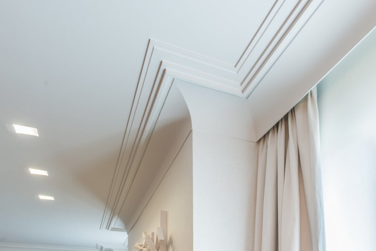 Серые стены темный пол