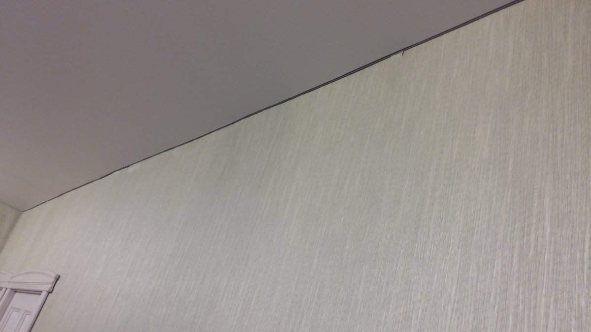 Белые стены молдинг снизу