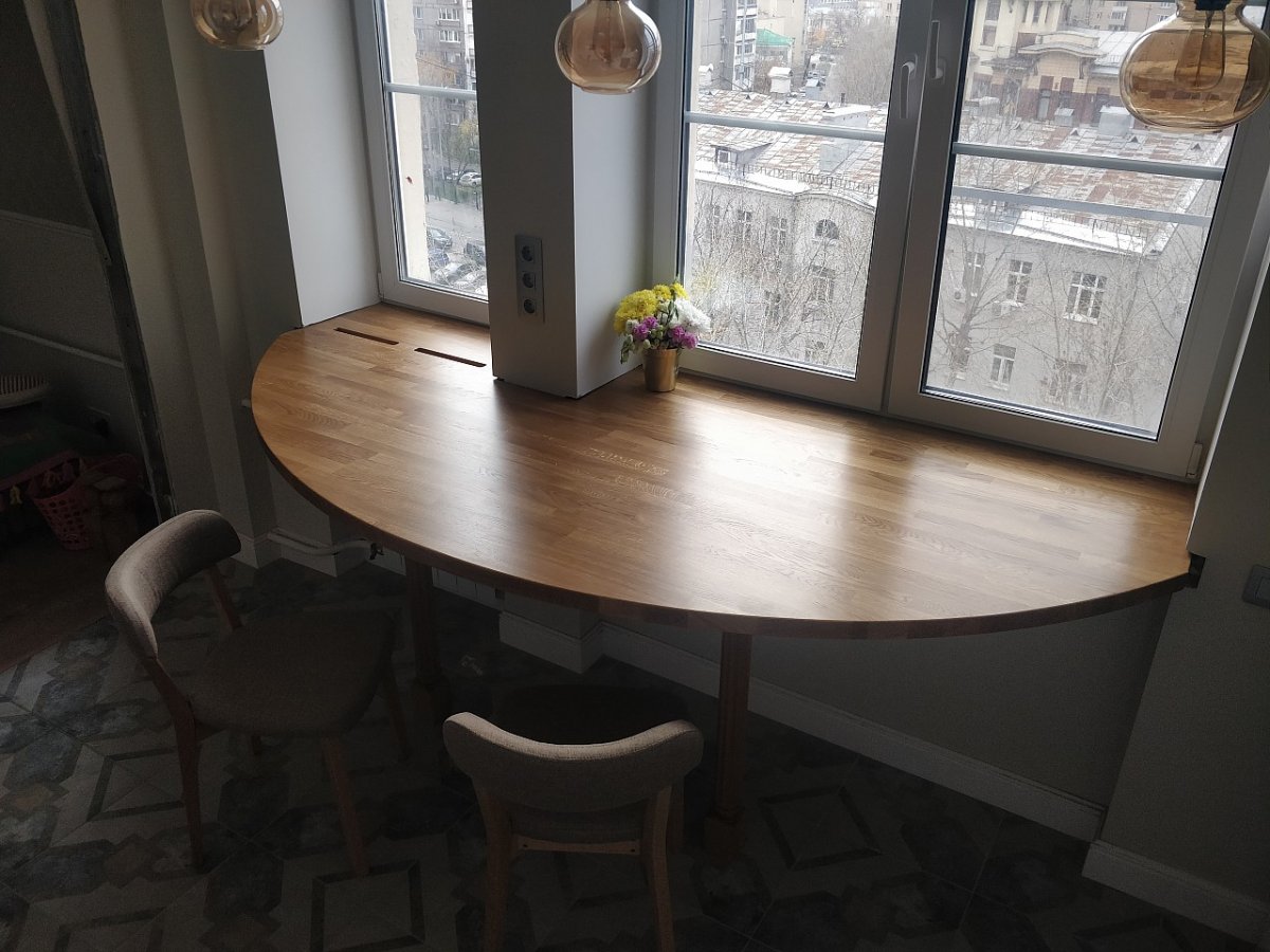 Столешница у окна в детской