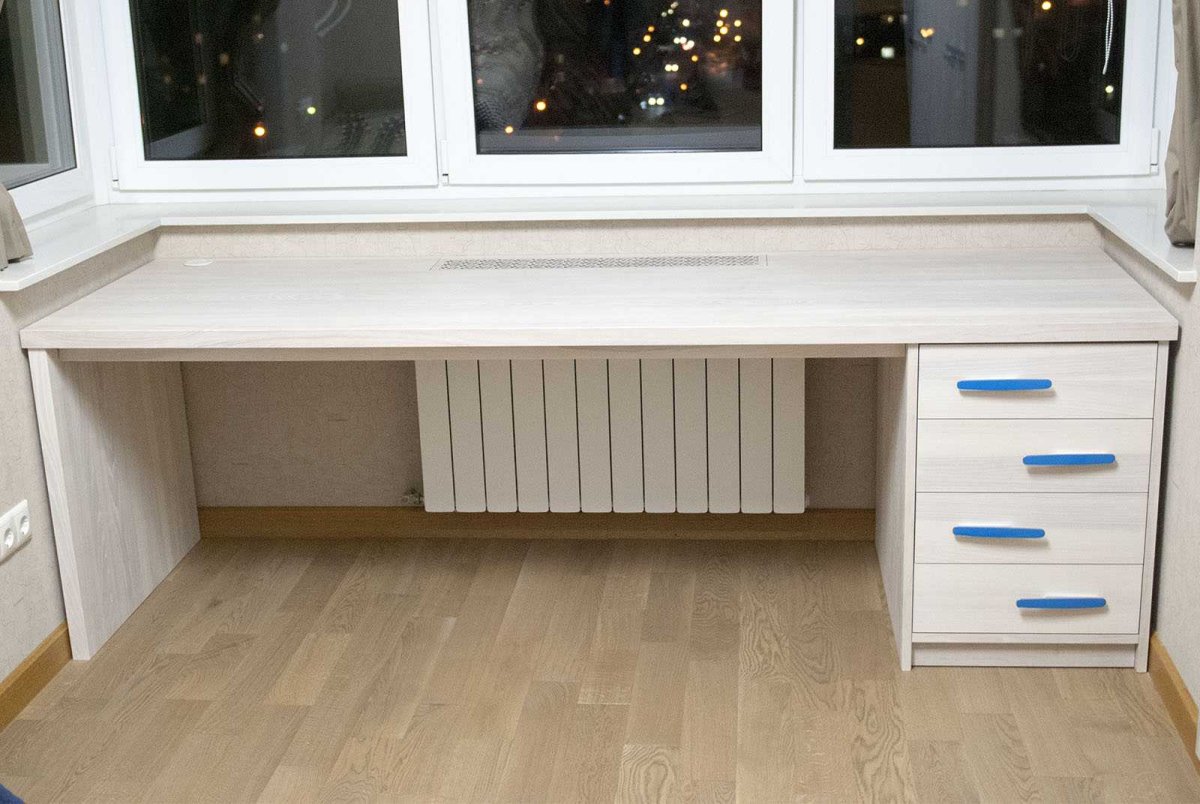 Стол совмещенный с подоконником