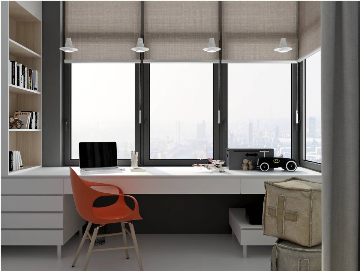 Письменный стол вровень с подоконником