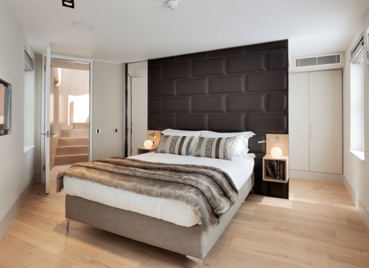 Гардеробная за изголовьем кровати