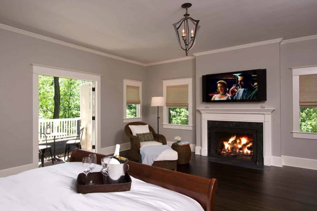 Маленькая гостиная с электрокамином