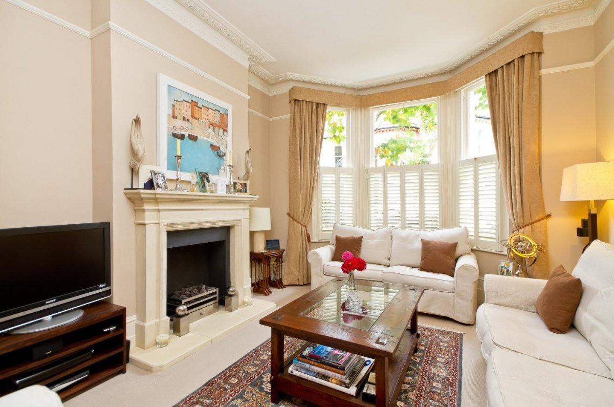 Камины в интерьере гостиной