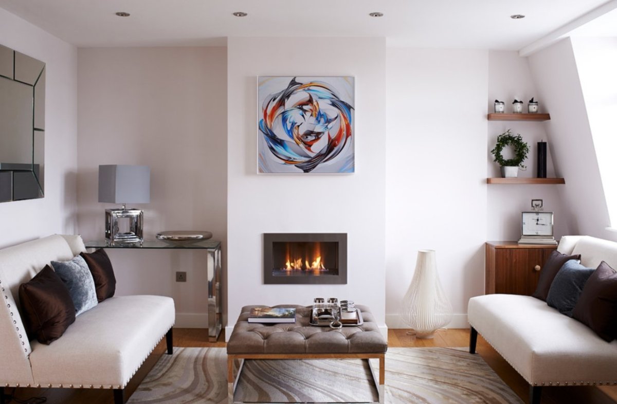 Светлая гостиная с камином