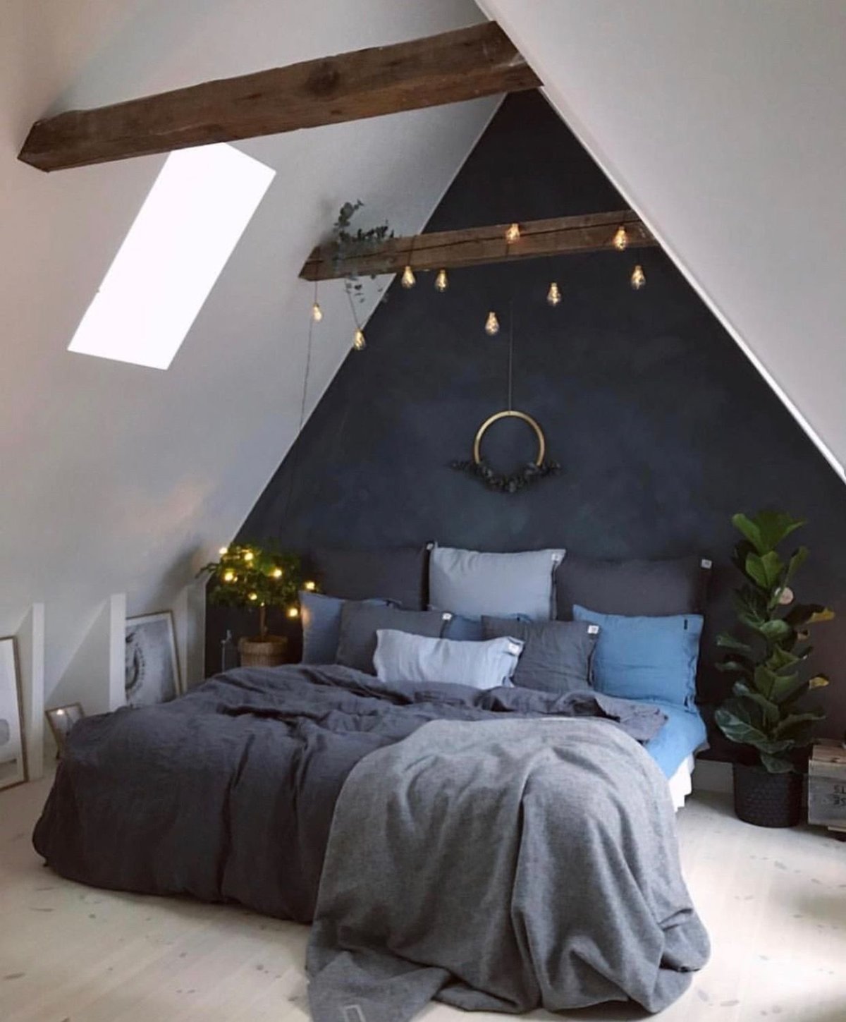 Спальня со скошенным потолком