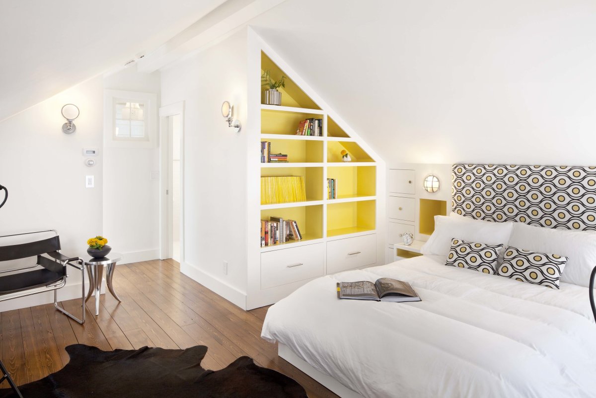 Изголовье кровати в мансарде