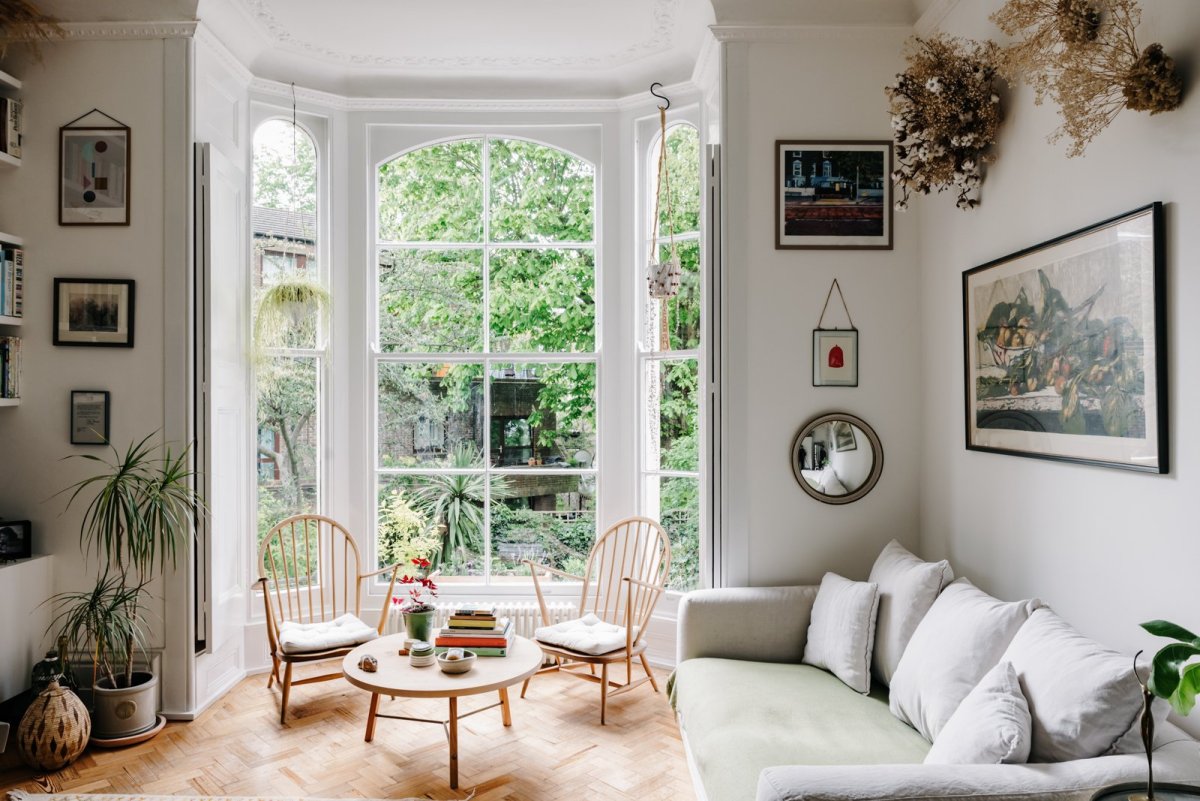 Треугольный эркер в гостиной дизайн с белыми дверями