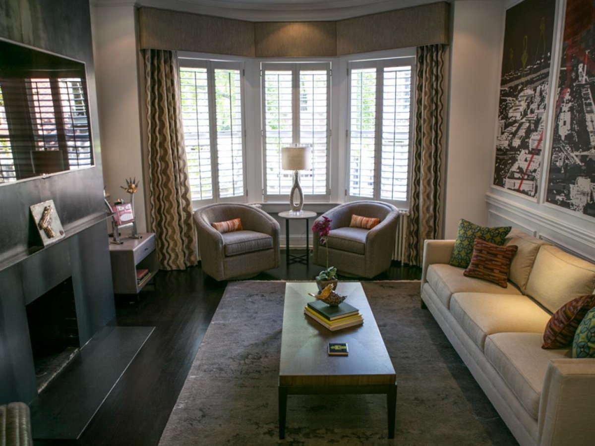 Интерьер гостиной с эркером