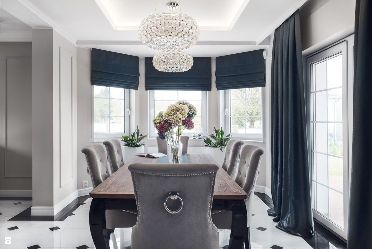 Гостиная с эркером в скандинавском стиле в теплых тонах