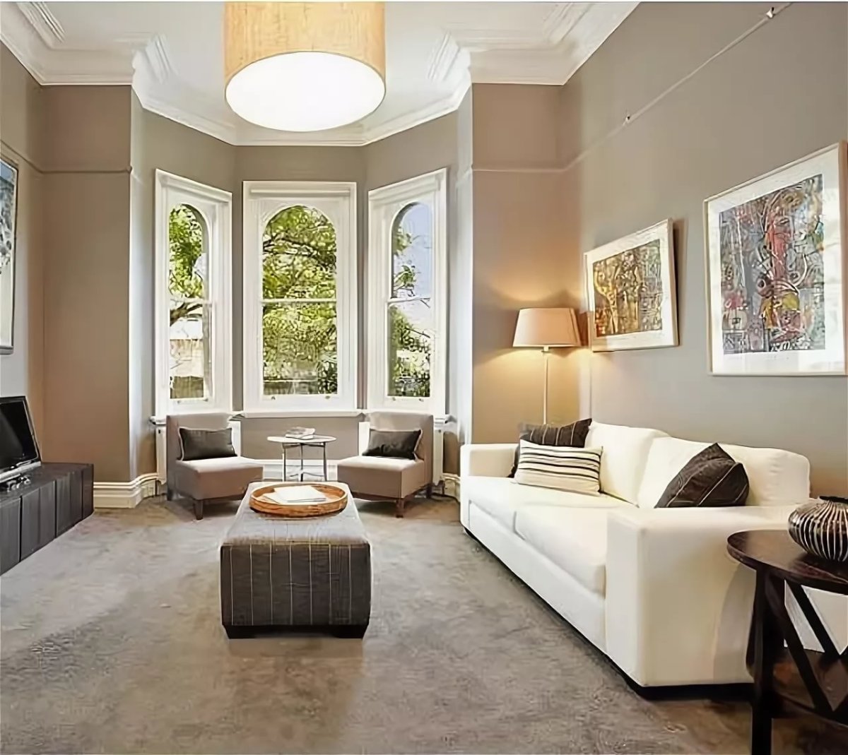 Интерьер гостиной с эркерным окном