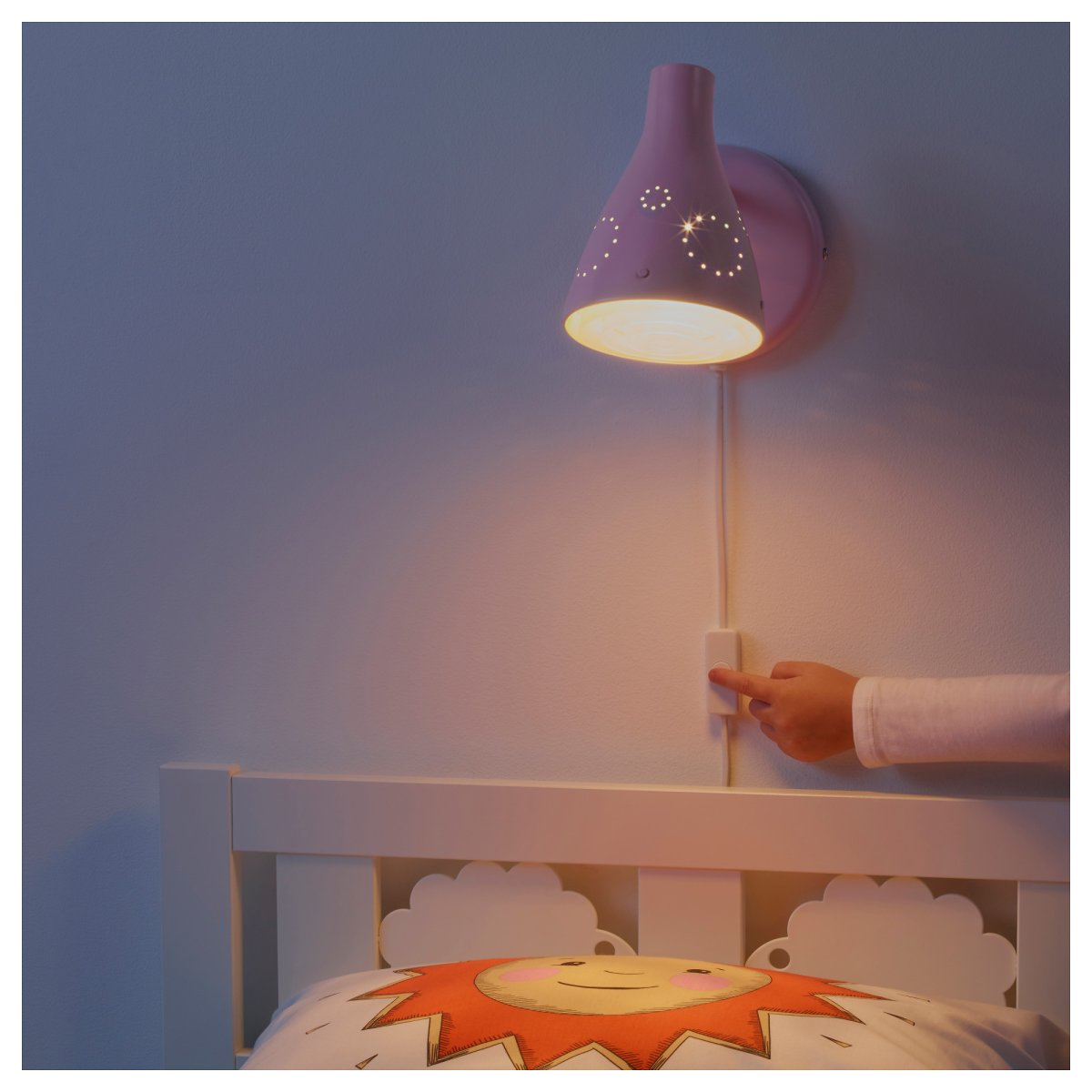 Светильник над кроватью в детской