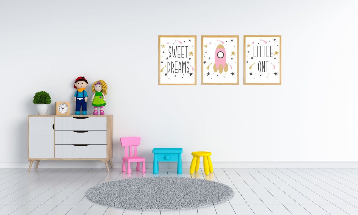 Детская комната с белыми стенами