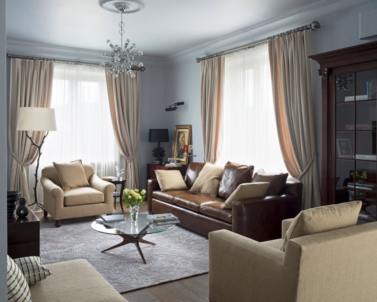 Гостиная с тремя окнами