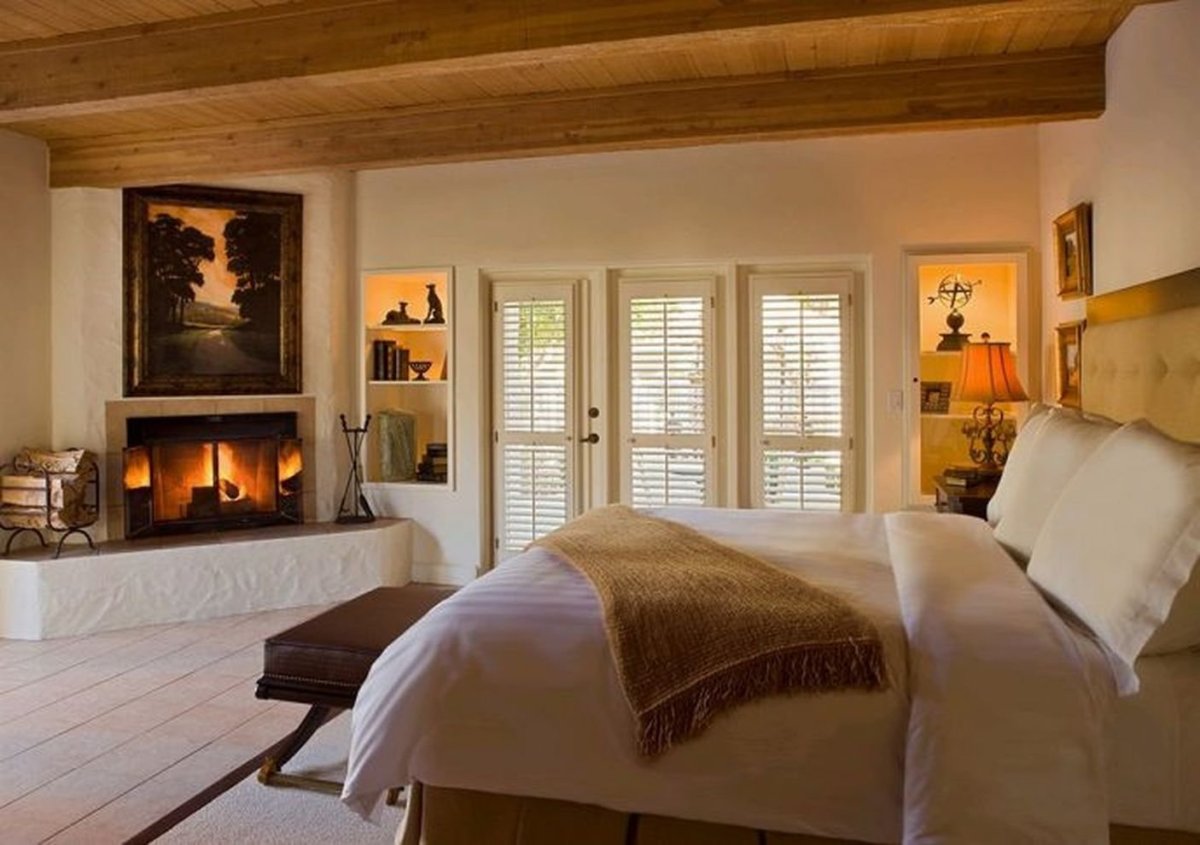 Уютная спальня с камином