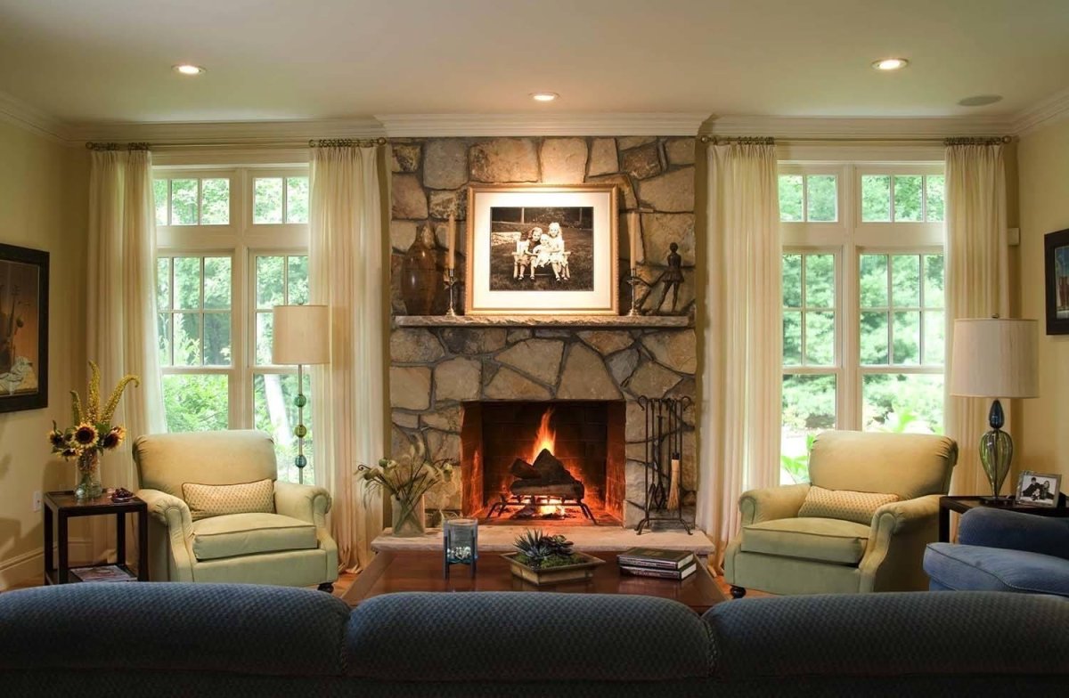 Камин между окнами